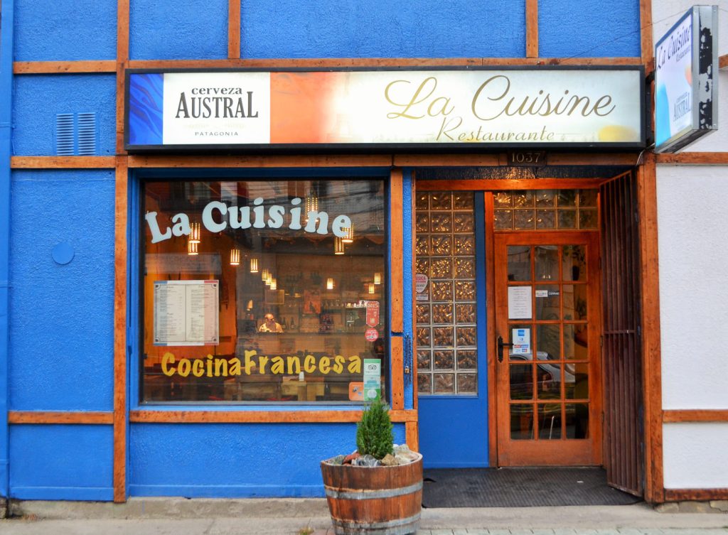 Fachada y ambiente de La Cuisine restaurante francés en Punta Arenas