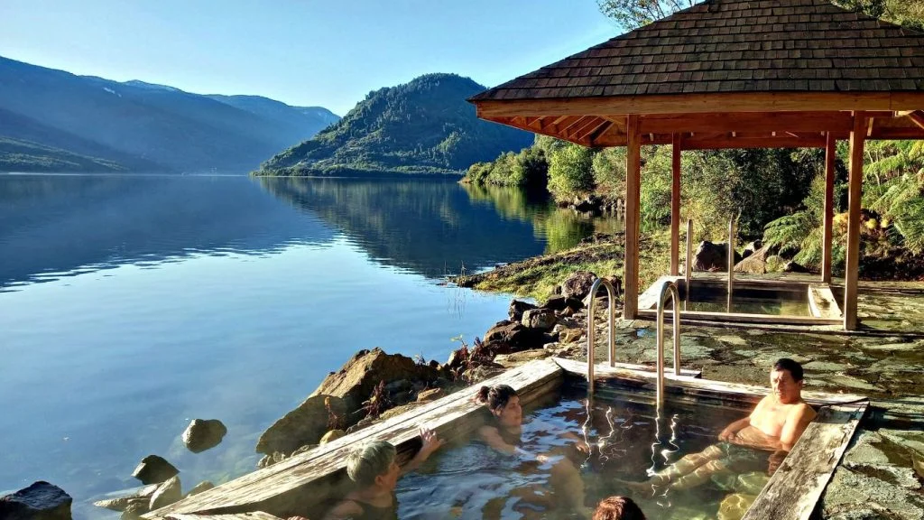 Termas naturales de Puyuhuapi rodeadas de selva en Coyhaique