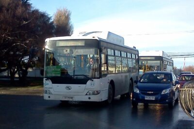 Micro urbano del sistema de transporte público de Punta Arenas estacionado en la calle