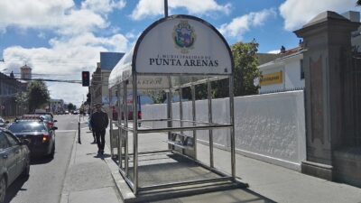 Parada de bus urbano con señalética en Punta Arenas, punto de carga de micros y colectivos