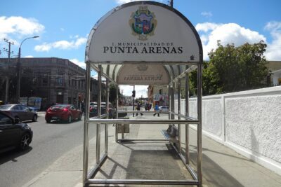 Paradero de micros y colectivos en una calle de Punta Arenas