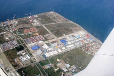 Vista aérea de la Zona Franca de Punta Arenas con sus instalaciones y estacionamientos